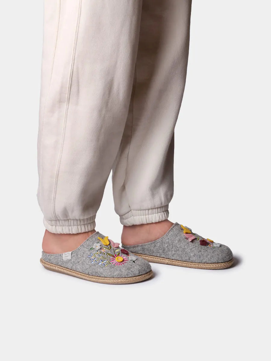 Pantufla para mujer en fieltro con flores | DELI-EF