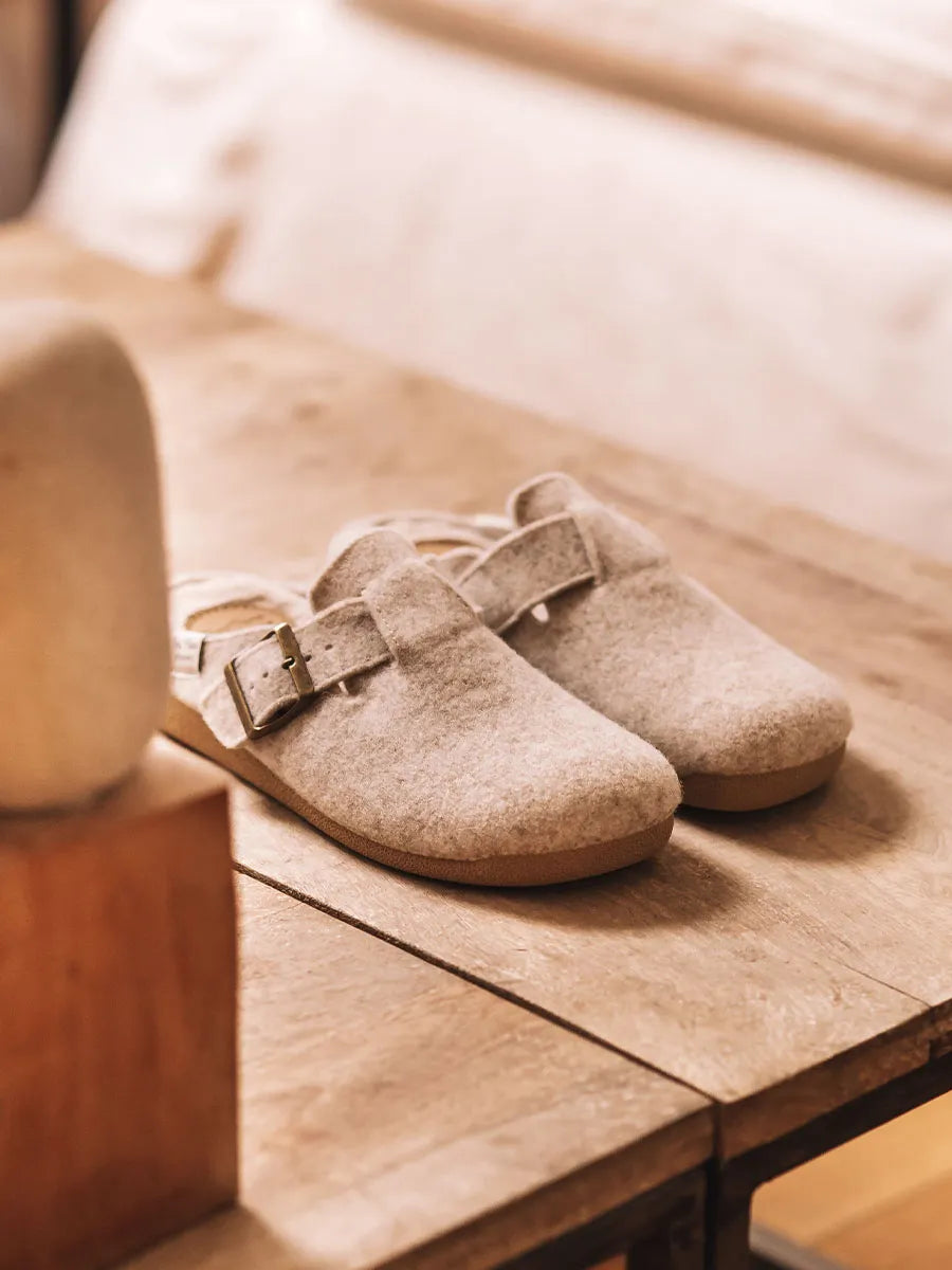 Pantufla para mujer tipo zueco con hebilla | MIMA-FP