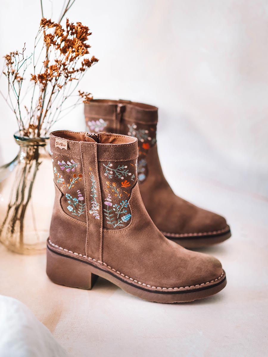 Botín de mujer en serraje con flores bordadas | MONELLS