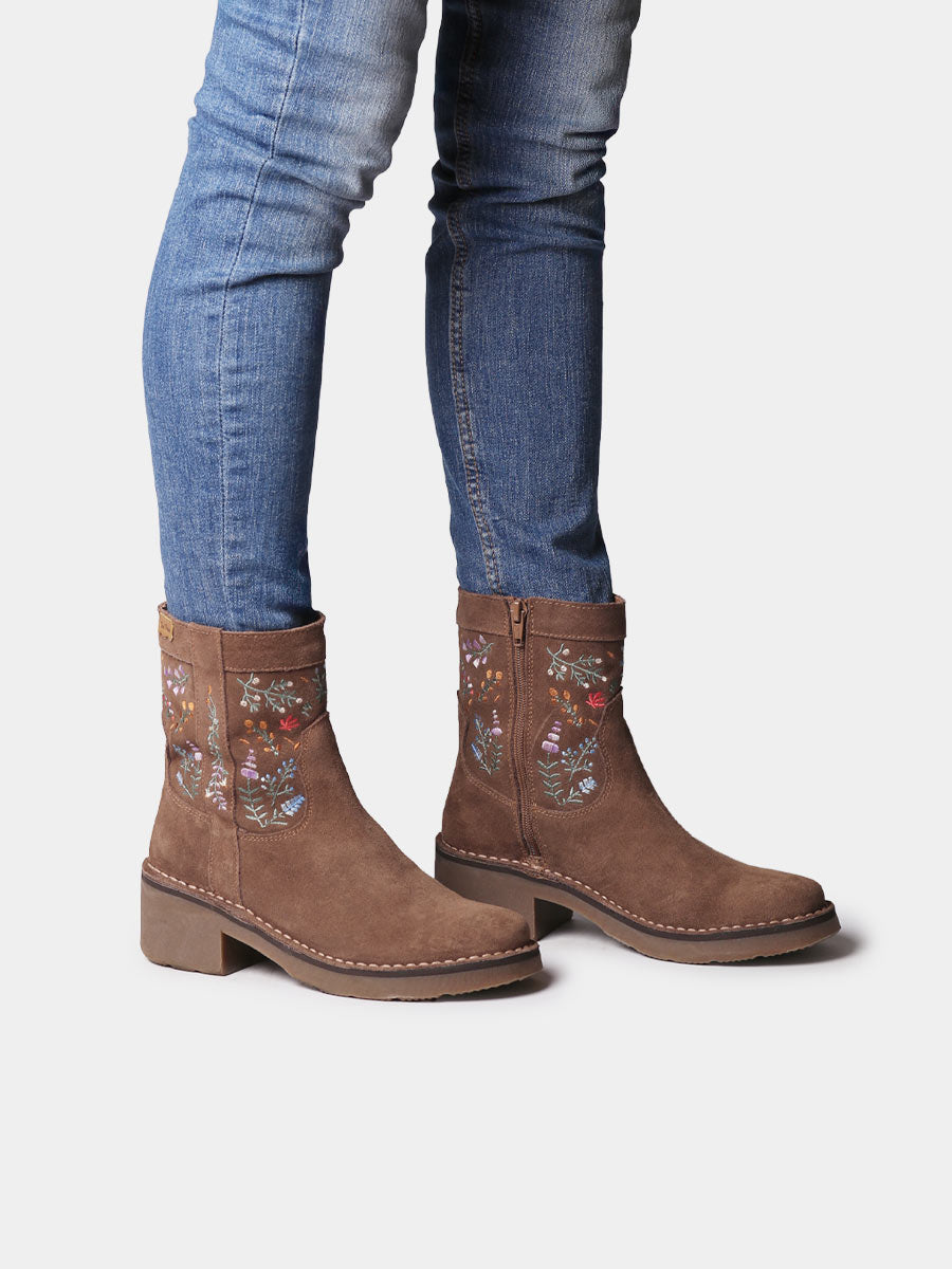 Botín de mujer en serraje con flores bordadas | MONELLS