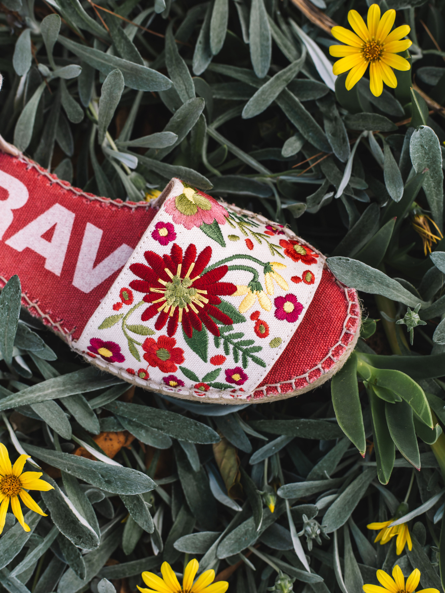 Alpargata de mujer con tacón bajo y bordado floral | TAMARIU