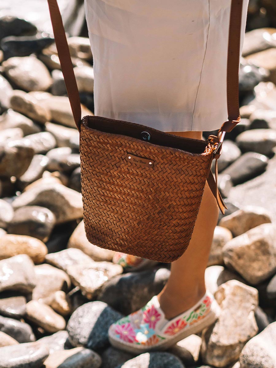 Bolso bombonera en cuero trenzado con tira ajustable | SALLY