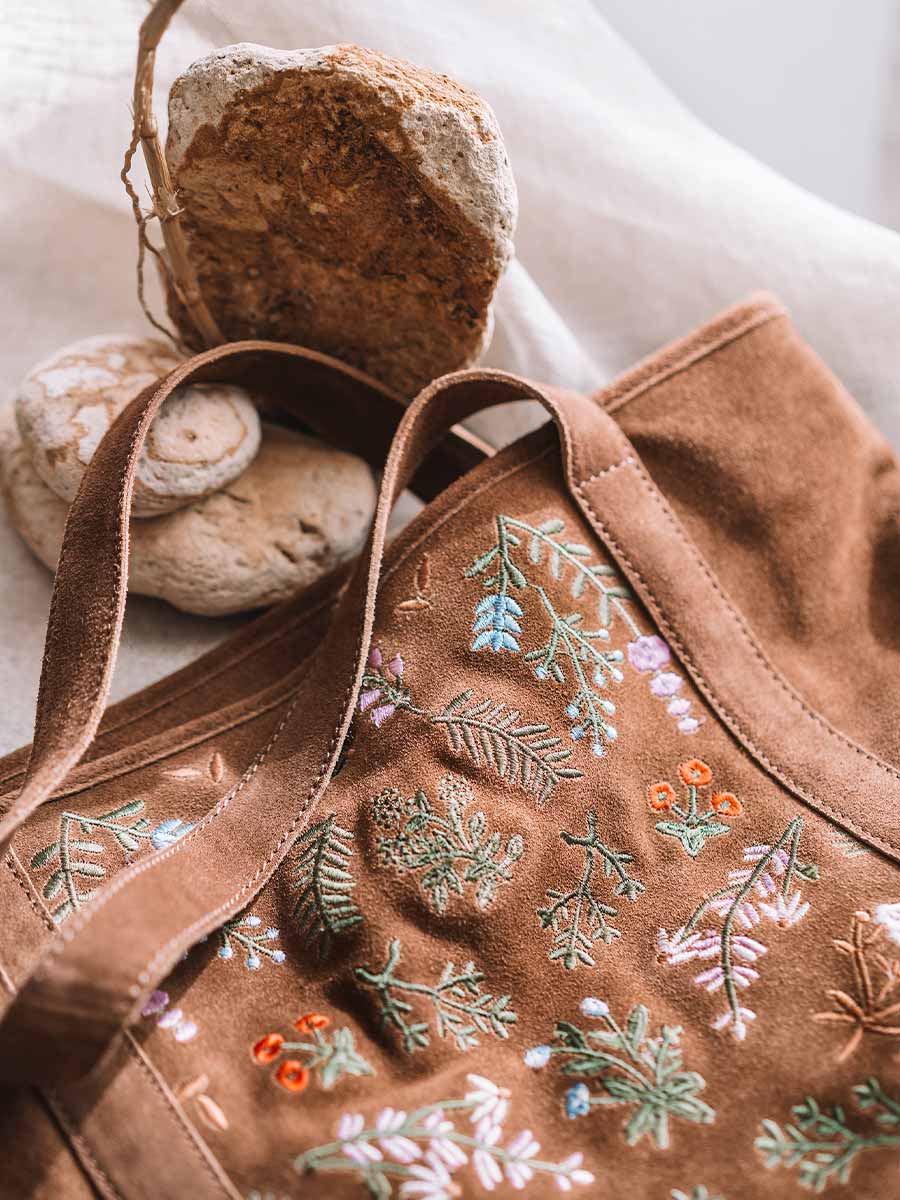 Bolso de mujer en serraje con bordado floral | SIURANA