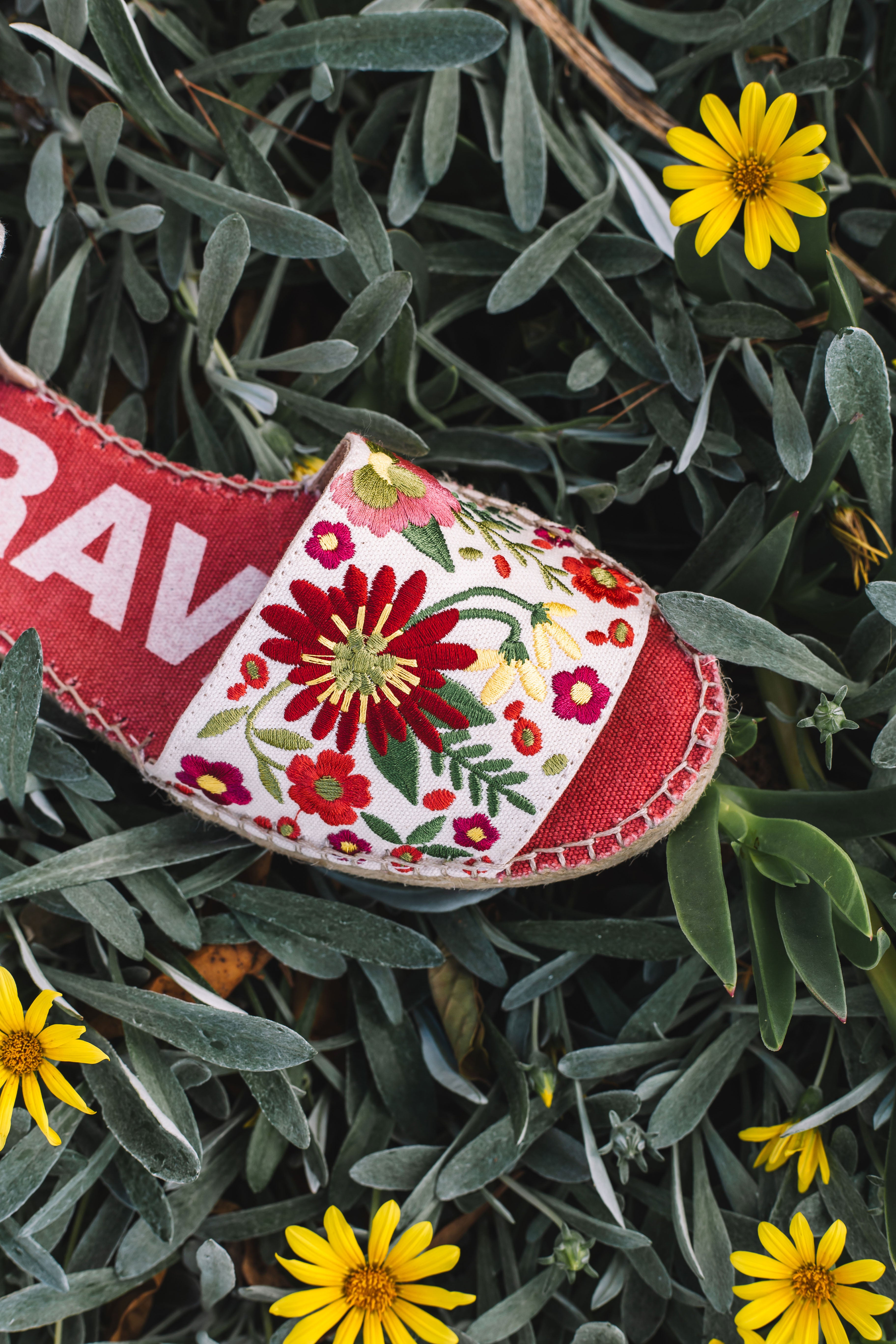 Alpargata de mujer con tacón bajo y bordado floral | TAMARIU