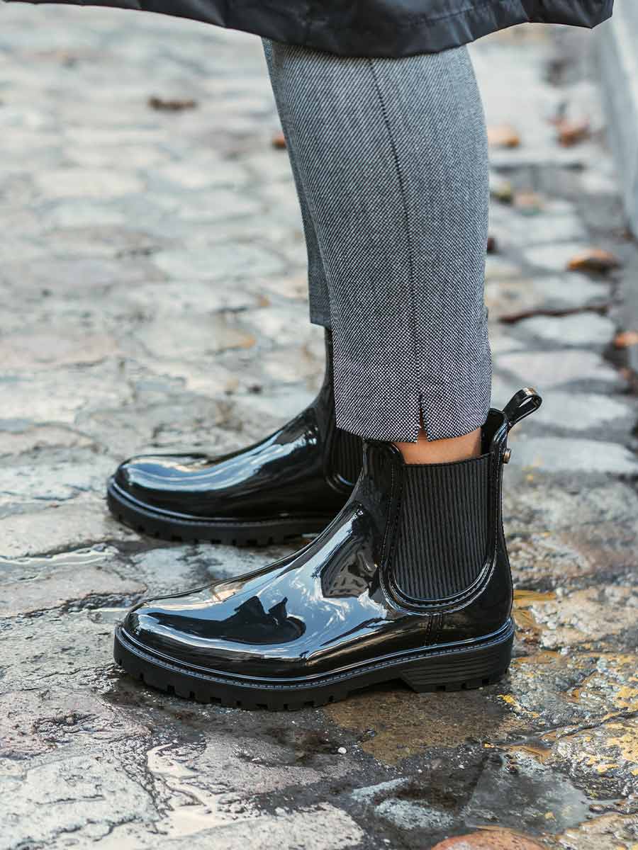 Botín de agua para mujer en color negro | CAVAN