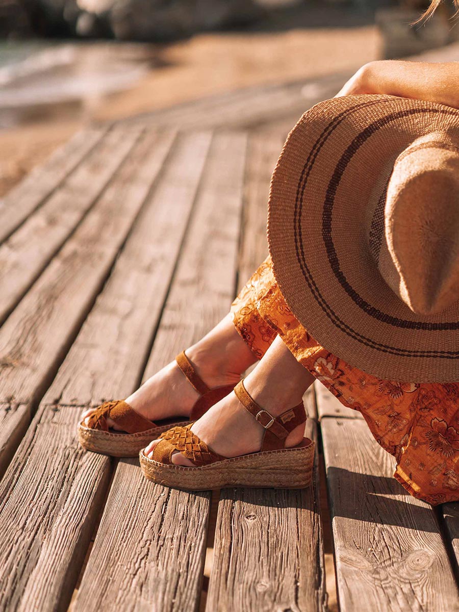 Sandalia atada al tobillo en color cuero - CARLOTA