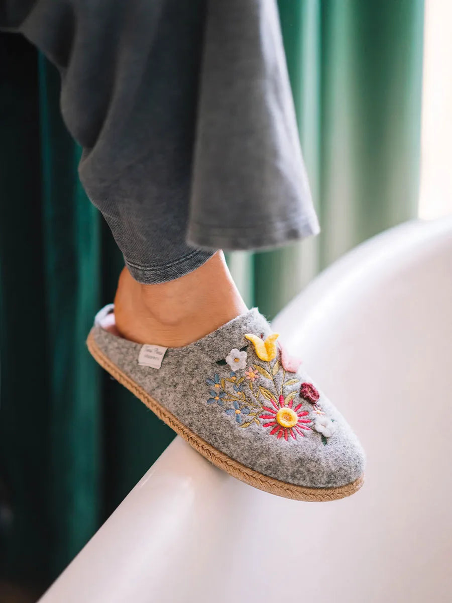 Pantufla para mujer en fieltro con flores | DELI-EF