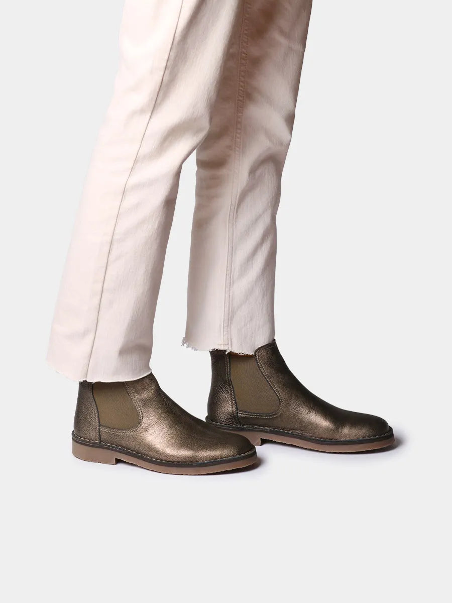 Botín de mujer en piel metalizada con gomas laterales | ISA-AT