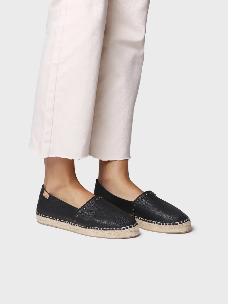 Alpargata plana de mujer en piel con tachuelas | MALTA