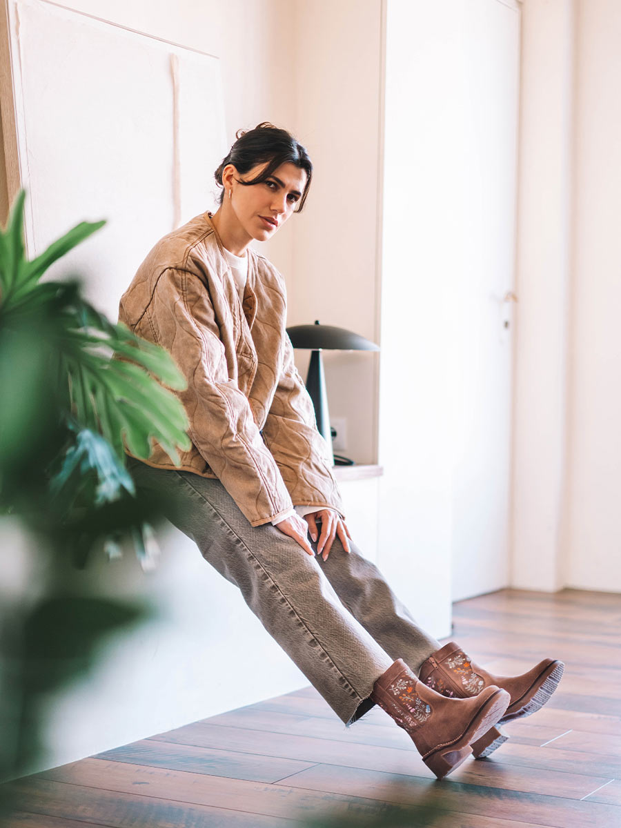 Botín de mujer en serraje con flores bordadas | MONELLS