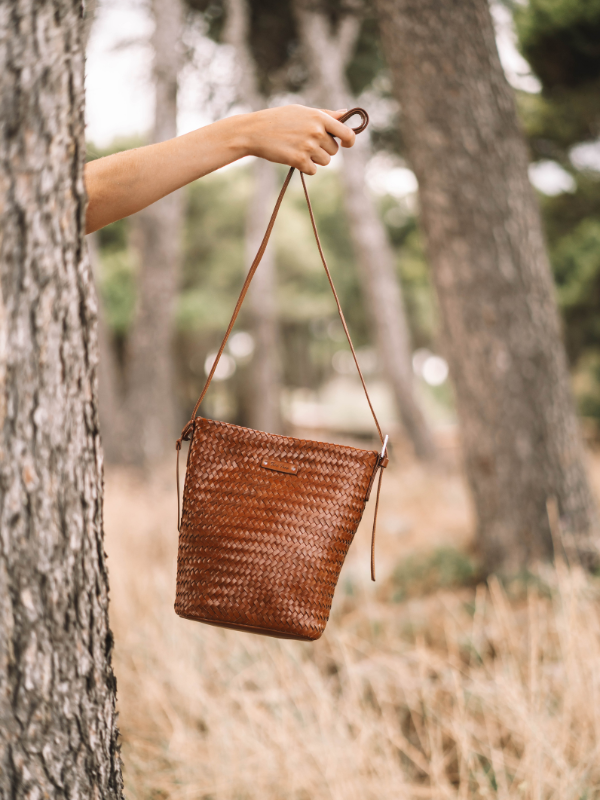 Bolso bombonera en cuero trenzado con tira ajustable | SALLY