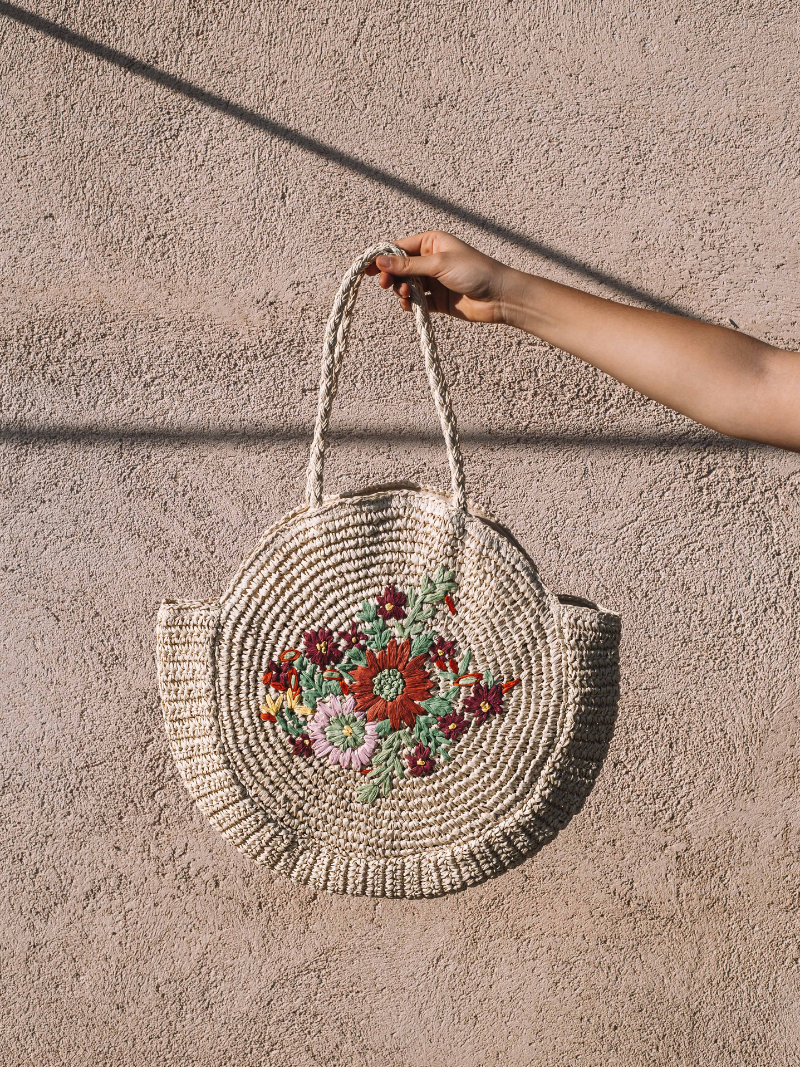 Bolso circular con bordado floral | RUBINA