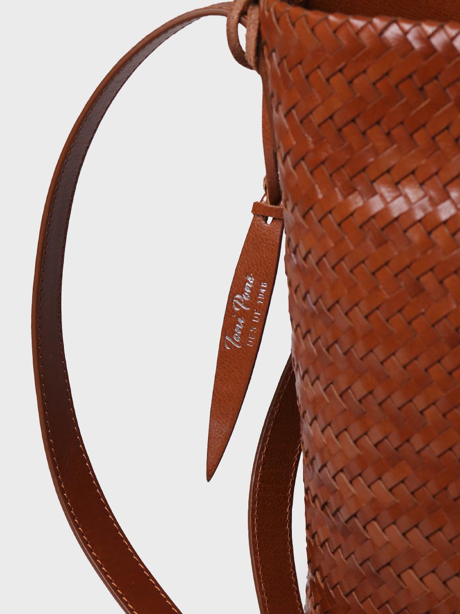 Bolso bombonera en cuero trenzado con tira ajustable | SALLY